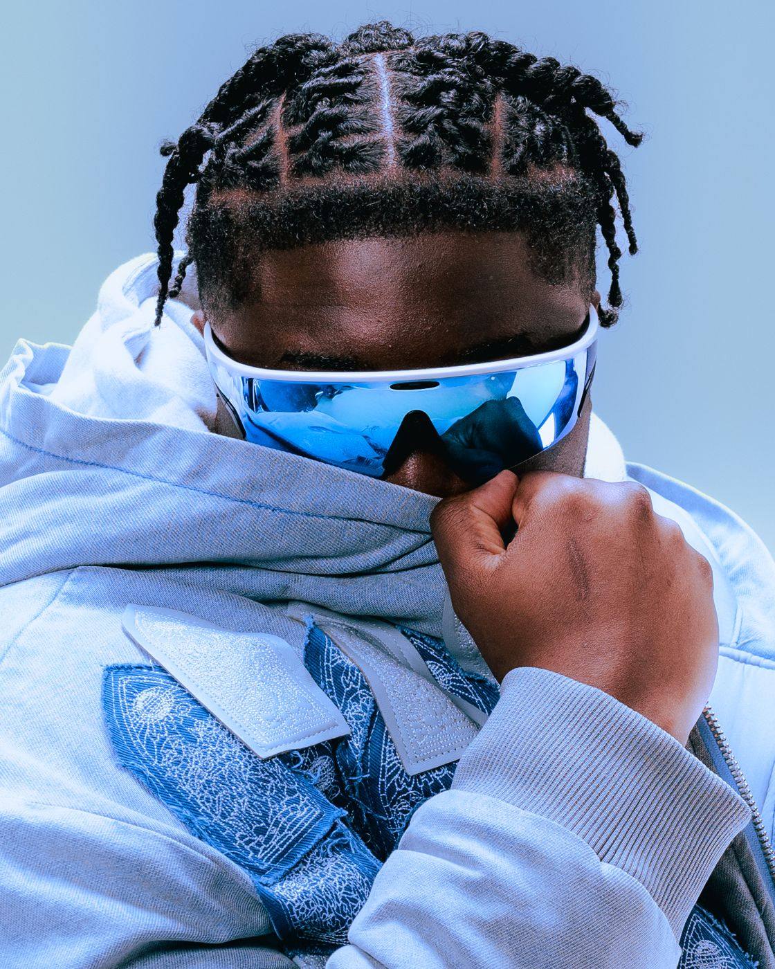 Ghost Killer Track, portrait presse, lunettes miroir bleues