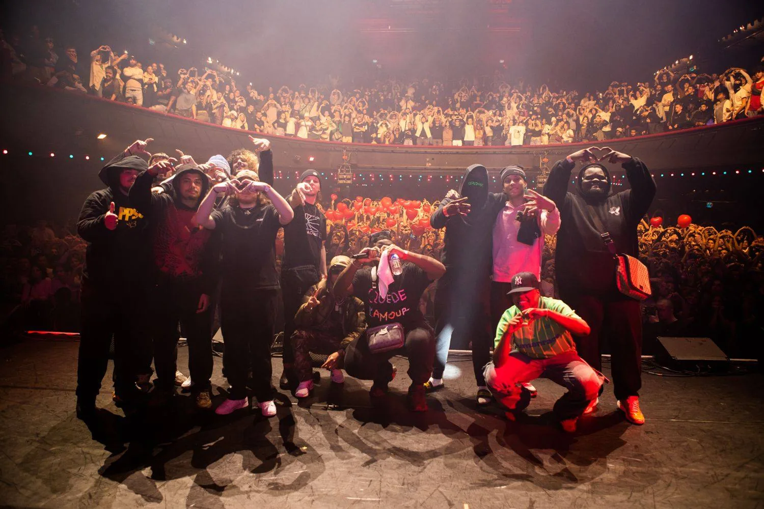 Ghost Killer Track et les artistes sur la scène de l'Olympia