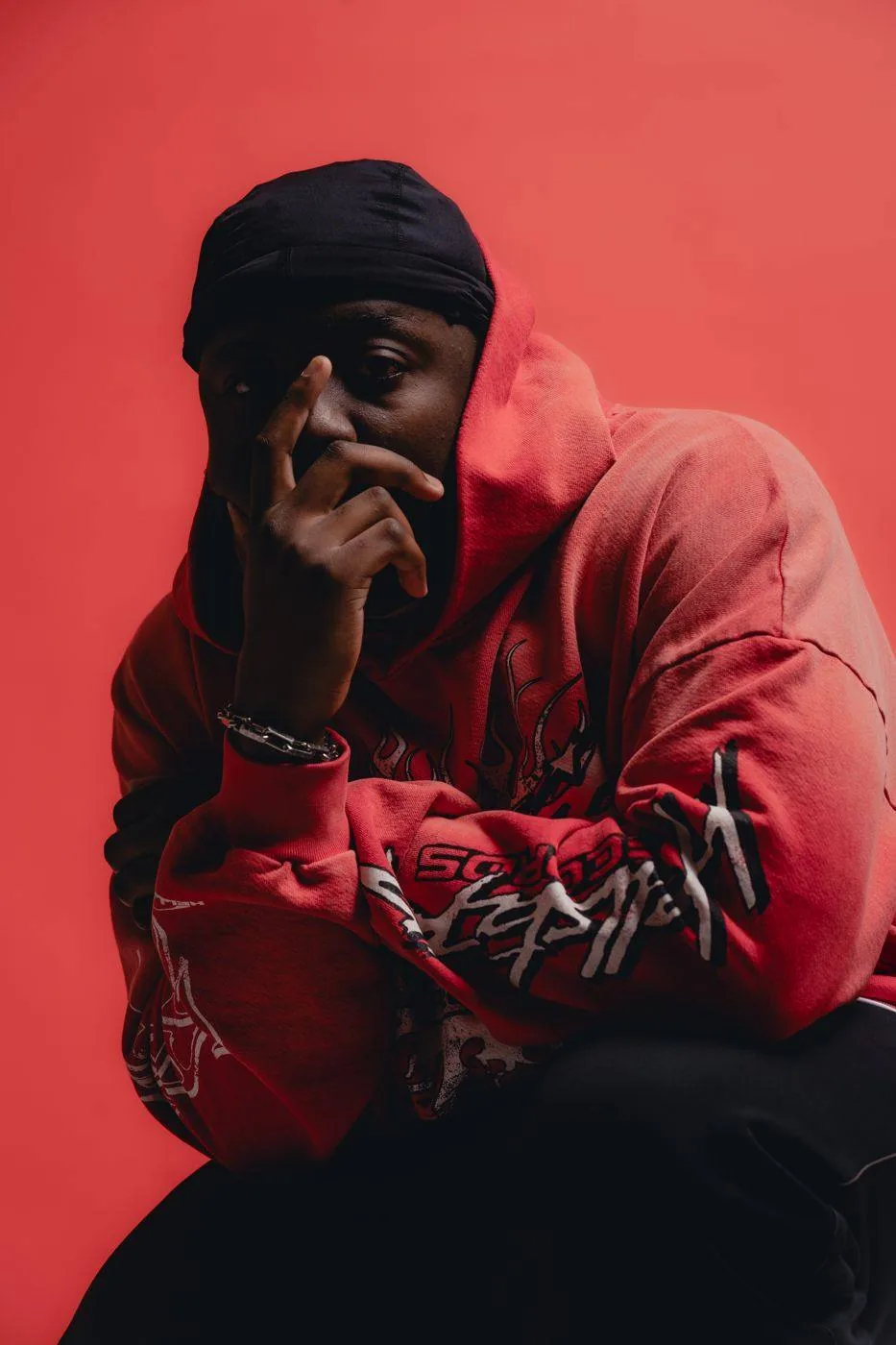 Ghost Killer Track, hoodie rouge sur fond rouge