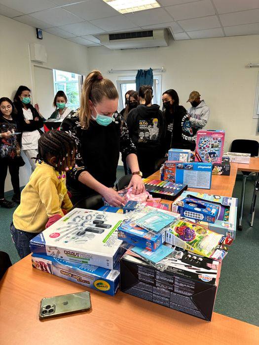 Distribution de cadeaux