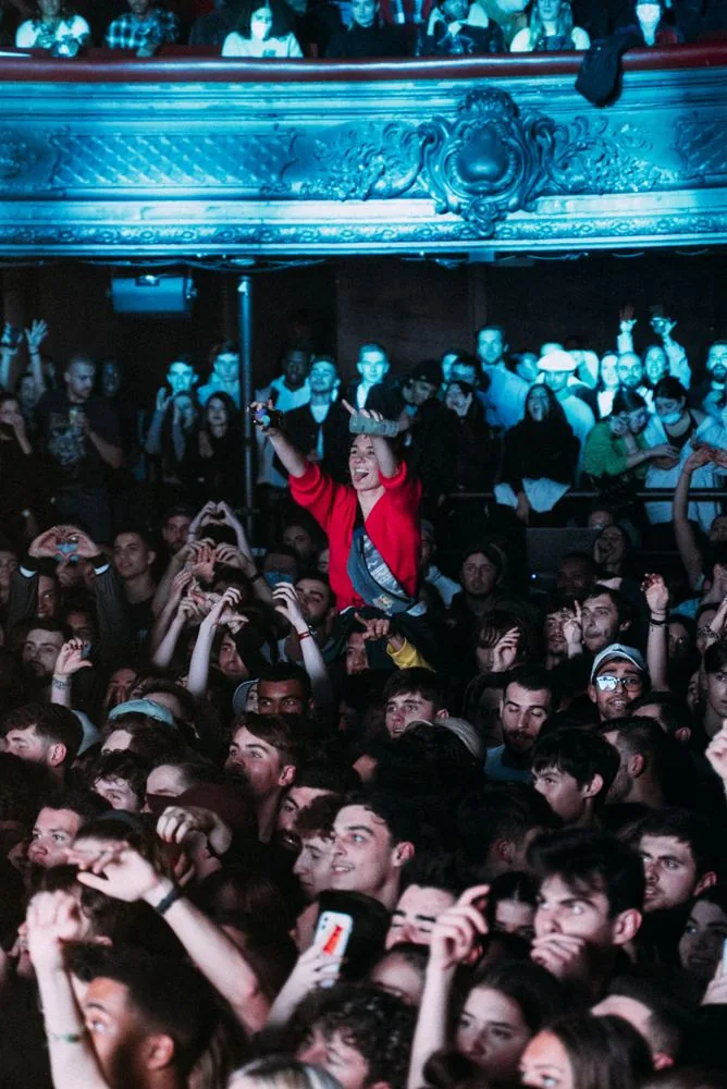 Le public de la Cigale sous lumière bleue