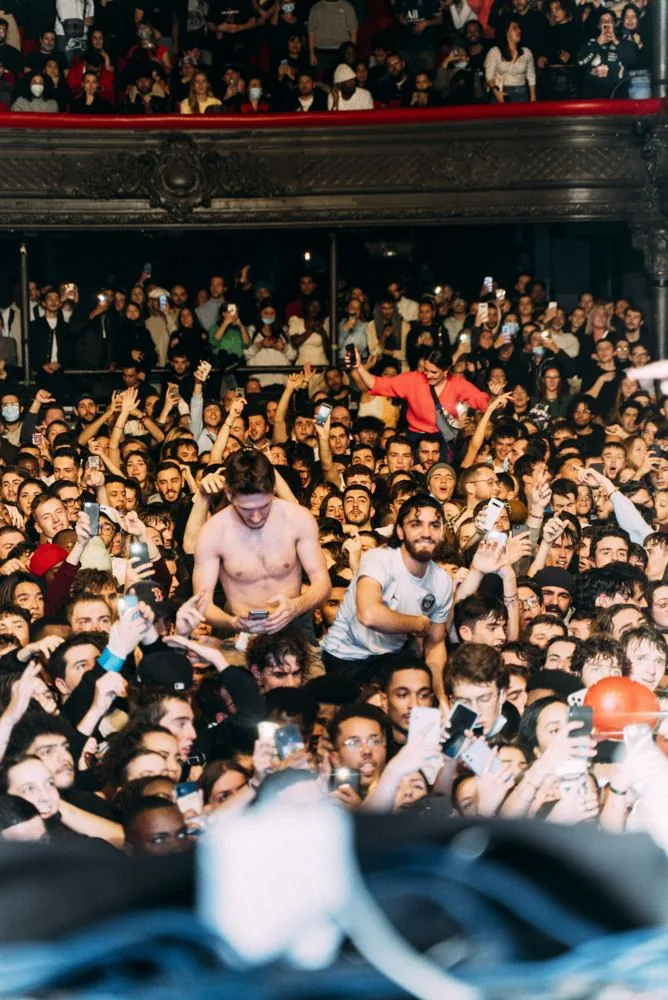 Le public de la Cigale debout, téléphones en l'air
